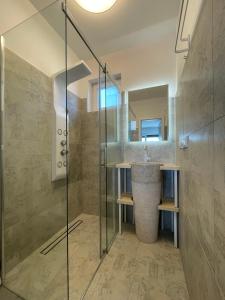 une salle de bain avec une douche en verre et un lavabo dans l'établissement Villa Dobri Dupin, à Posedarje