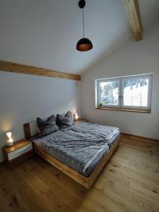 1 dormitorio con 1 cama y 2 lámparas. en Allgäu Loft Bergzeit, en Halblech
