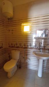 シワにあるNubian Bayt Ward in Siwaのバスルーム(トイレ、洗面台付)