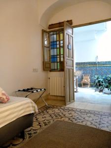 1 dormitorio con puerta que da a un patio en Alojamientos con encanto en casa de patio, en Córdoba