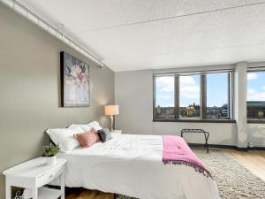 Un dormitorio con una cama grande y una ventana en Modern Studio - Walk To Wells Fargo Arena, en Des Moines