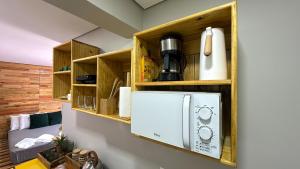 una cocina con un aparato blanco en la pared en 22- Studio SPA luxo en Curitiba