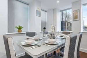 a dining room with a table and chairs at Sleep 7 20 mins from London Waterloo BP8 in London