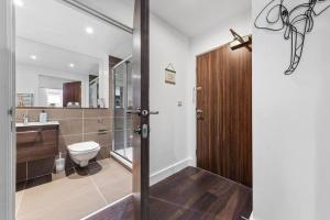 a bathroom with a toilet and a sink at Sleep 7 20 mins from London Waterloo BP8 in London