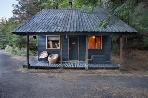 a small blue house with a porch and a window at La Baita Conguillio in Conguillio