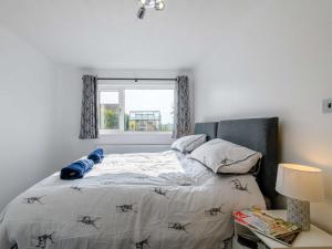 1 Bed in Attleborough 86671 في Caston: سرير في غرفة نوم مع نافذة ومفرش فيه عناكب