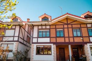 ソンディカにあるChalet Bilbao-Aeropuertoの茶色と白の大家