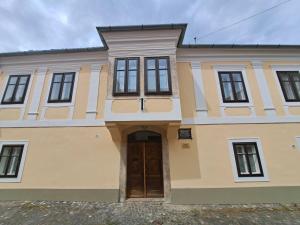 een groot huis met een deur en ramen bij Bem Villa Apartman, Kőszeg in Kőszeg