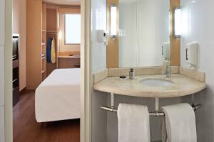 Um banheiro em Ibis Cancun Centro