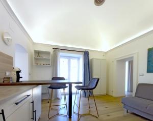 una cucina e un soggiorno con tavolo e sedie di Casa Roca, Modica Railway Station - FREE PARKING a Modica