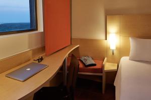 Cama ou camas em um quarto em Ibis Cancun Centro