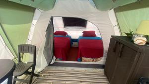 a green and white tent with two beds in it at Dharma Casa Holistica, Vivero, Yoga y Retiros in Chame