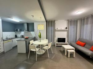 A kitchen or kitchenette at APARTAMENTO ROMELIA bajo A Még 7 kép