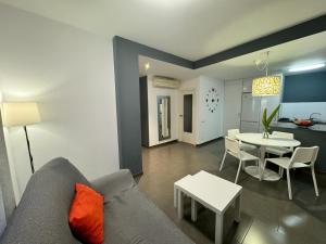 a living room with a couch and a table at APARTAMENTO ROMELIA bajo A in Tivenys
