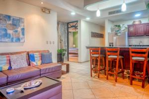 Una sala de estar con un sofá y un bar. en Bahía Encantada G1, en Jacó