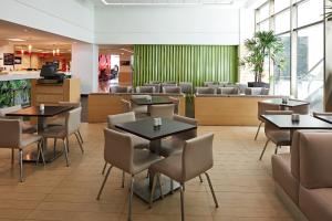 Um restaurante ou outro lugar para comer em Ibis Cancun Centro