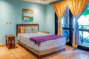 Un dormitorio con una cama y una ventana grande en Bahía Encantada G1, en Jacó 29 fotos más