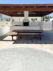 una mesa de ping pong sentada bajo un pabellón en Resid. Clube Mar Grosso - Laguna, en Laguna