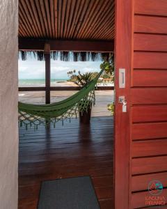 hamaca en una habitación con vistas a la playa en Laguna Pirangi Beach House, en Parnamirim