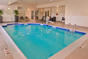 uma grande piscina num quarto de hotel em Hilton Garden Inn Dover em Dover