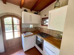 Kuchyň nebo kuchyňský kout v ubytování Stone house with pool + 21 fotografií