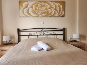 een slaapkamer met een bed met twee handdoeken erop bij 'Elia gytheio in Mavrovoúnion