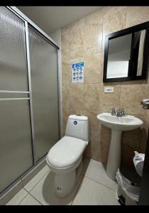 ein Bad mit einem WC, einer Dusche und einem Waschbecken in der Unterkunft Apartahotel a 2 km del Parque del Café, 104A in Montenegro