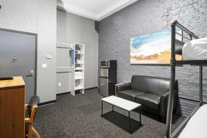ボストンにあるTemple Place Suites 2+3の革張りの椅子とソファ付きの待合室