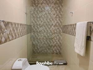 La salle de bains est pourvue d'une douche et de toilettes. dans l'établissement El Sol ※ Bayahibe Village, à Bayahibe