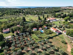een luchtzicht op een klein dorp met bomen bij STANZIA Santa Brigida in Rovinj
