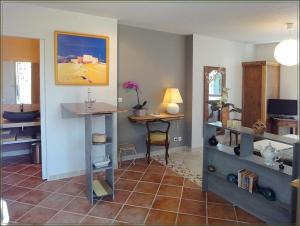 聖昂迪奧勒的住宿－La Gourmandine，客厅配有桌子和书桌