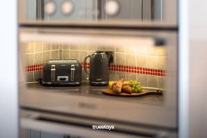 piano di lavoro con piastra di alimentazione in forno a microonde di NEW Sackville House - Comfy 4 Bedroom House a Stoke on Trent