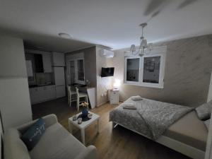 A bed or beds in a room at Apartman LALA