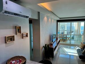 uma sala de estar com vista para uma varanda em Charmoso Apt no Cloc Marina em Salvador