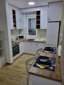 A kitchen or kitchenette at Apartman LALA