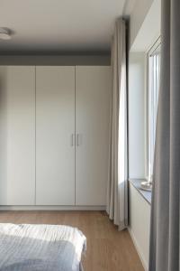 - une chambre avec des placards blancs et un lit dans l'établissement The Oak - Ekerum Öland, à Borgholm