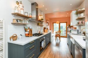 Кухня или мини-кухня в 3 Bedroom Semi-Detached House Ideal for Corporate Stays in Nottingham
