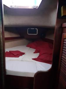 1 dormitorio pequeño con 1 cama en una habitación en Voilier privatisé au mouillage, en Fort-de-France