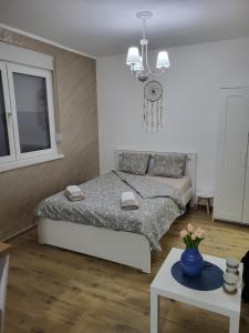 A bed or beds in a room at Apartman LALA