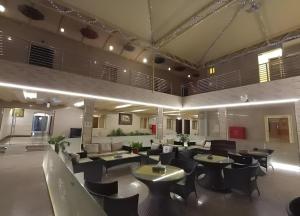 um restaurante com mesas e cadeiras num quarto em سيلين الزهراء em Jeddah