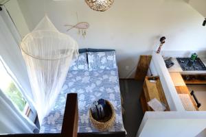 1 dormitorio con 1 cama con mosquitera en Chalés Cabocla da Lua, en Caraíva