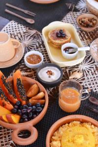 una tavola ricoperta di piatti di cibo su un tavolo di Chalés Cabocla da Lua a Caraíva