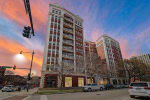 een hoog gebouw met auto's geparkeerd voor het bij Sleek 1BR Chicago Hideaway - East Park Tower 0610 rep in Chicago