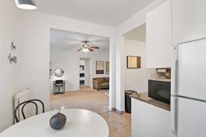 een keuken en een woonkamer met een tafel en een koelkast bij Sleek 1BR Chicago Hideaway - East Park Tower 0610 rep in Chicago