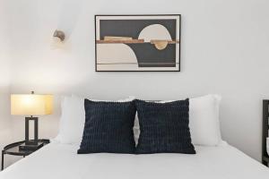 een bed met twee kussens en een foto aan de muur bij Sleek 1BR Chicago Hideaway - East Park Tower 0610 rep in Chicago