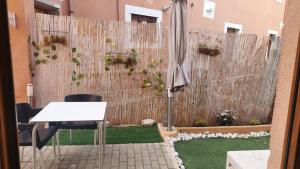 a backyard with a fence and a table and a white table at CASONA 44 in Alcalá de Henares