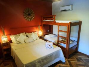a bedroom with two bunk beds and two towels at Ayo Bistrô Pousada in Marau