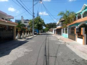 Los Tres Brazosにあるapartaestudio santo domingo a 40 minutos playa.の建物の並ぶ町の空き道