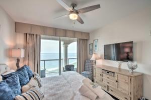 una camera con un grande letto e una TV a schermo piatto di Exquisite Island Condo Resort Perks and Views! a Pensacola Beach