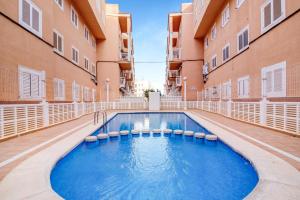 - une piscine au milieu d'un bâtiment dans l'établissement Apartament "VERANO AZUL" La Mata, à La Mata
